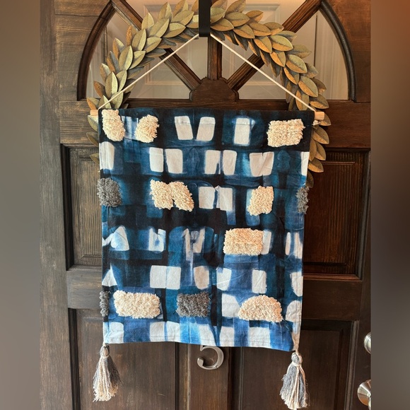 Small tapestry with blue accents and other fabric patches. Lovely for a nursery - Picture 2 of 4